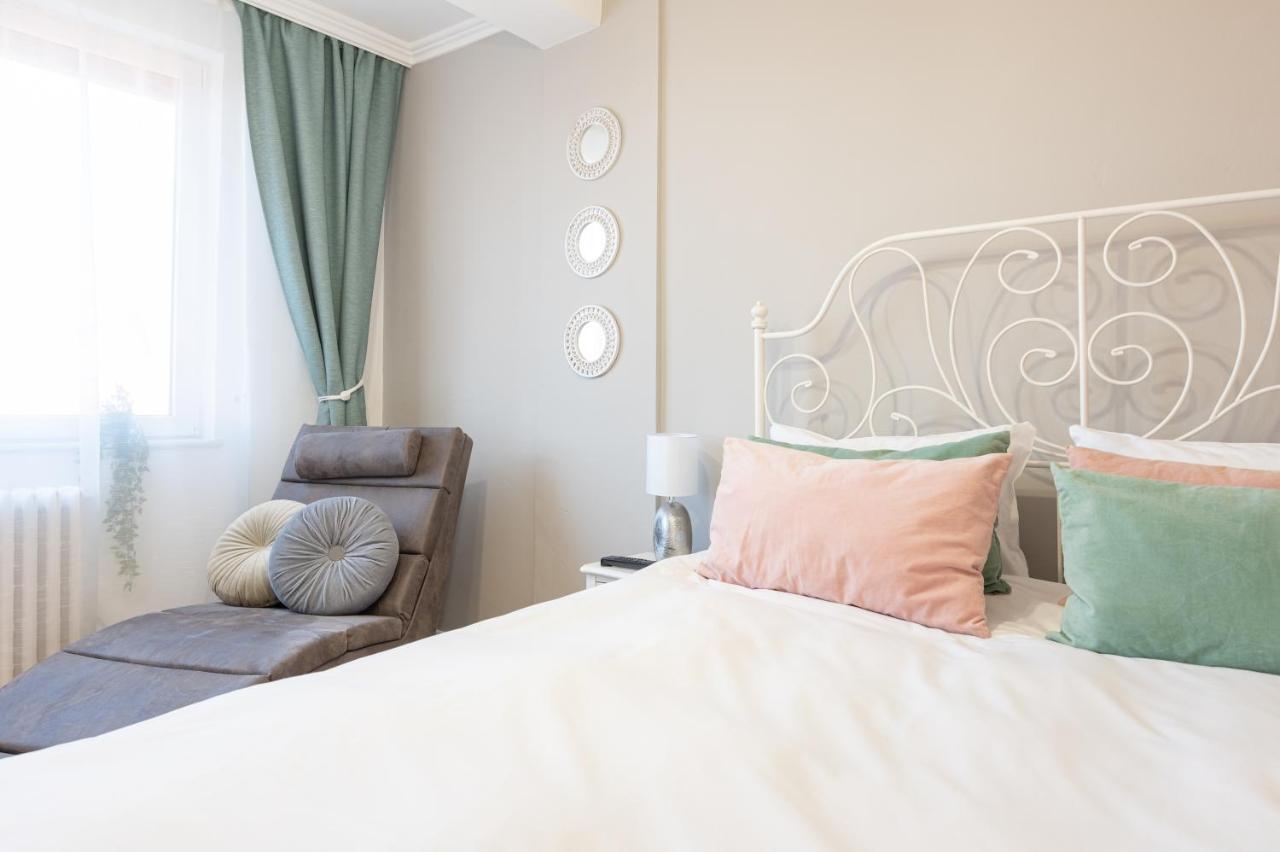 Haga Flat Appartement Oradea Buitenkant foto